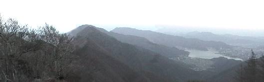 鬼ヶ岳から(西湖・十二ヶ岳が見える)