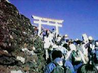 山頂下の鳥居