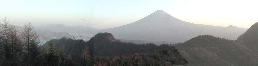 十二ヶ岳(左コブ)を配した富士山