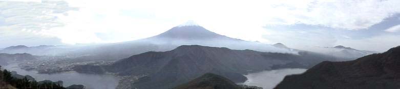正面に足和田山を抱いた富士山(毛無山より)